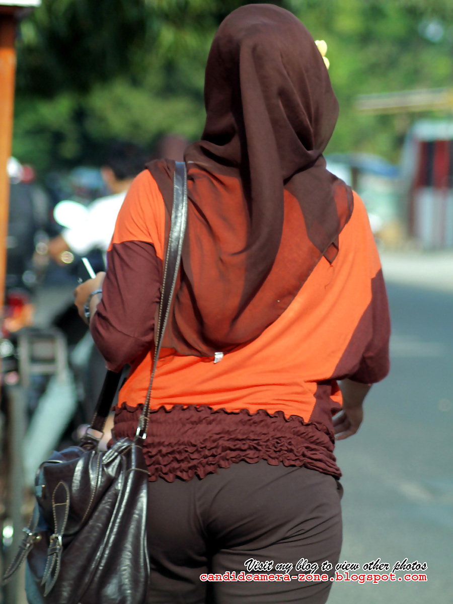 Giovane sexy in hijab e pantaloni stretti
 #15856129