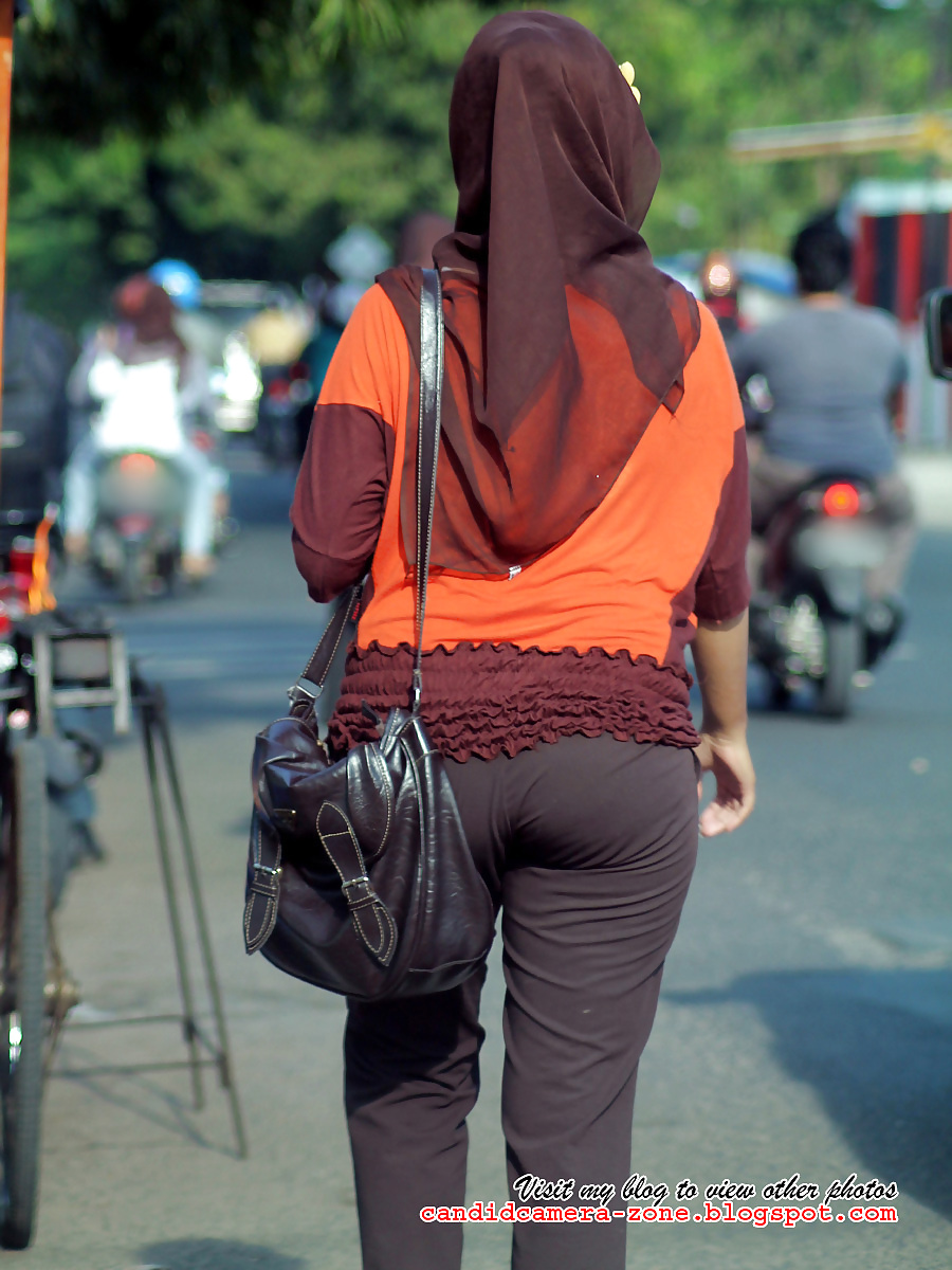 Giovane sexy in hijab e pantaloni stretti
 #15856148