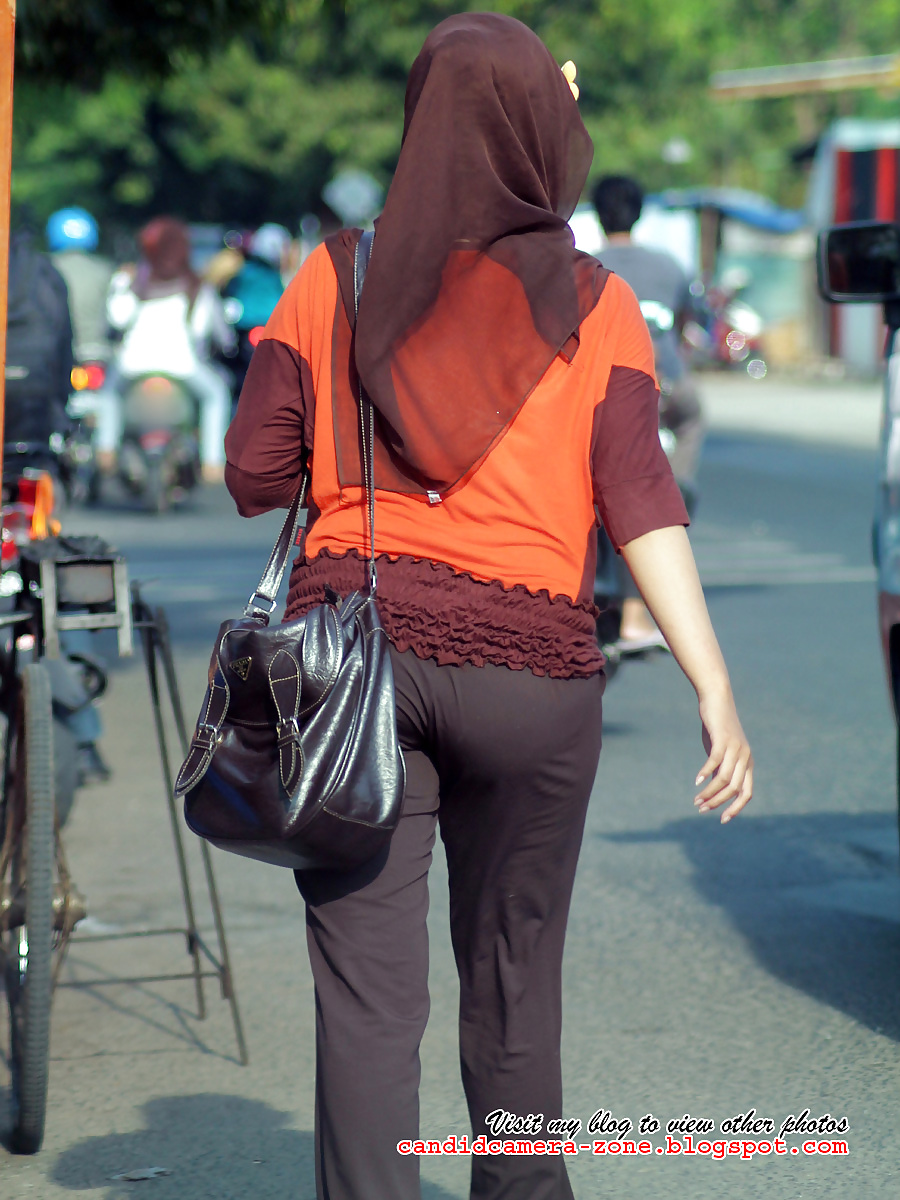 Giovane sexy in hijab e pantaloni stretti
 #15856165
