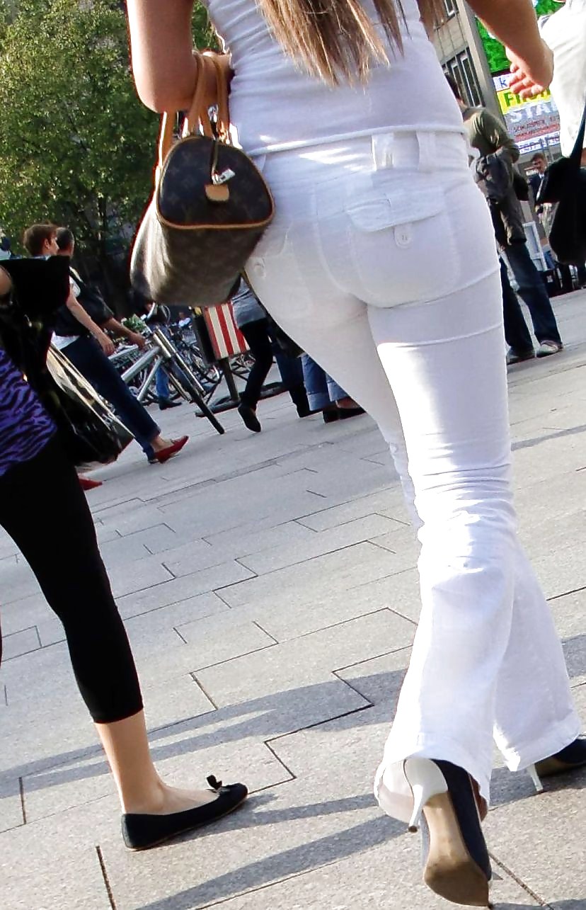 タイトで透け感のある白いパンツを履いた妻たち 
 #19754723