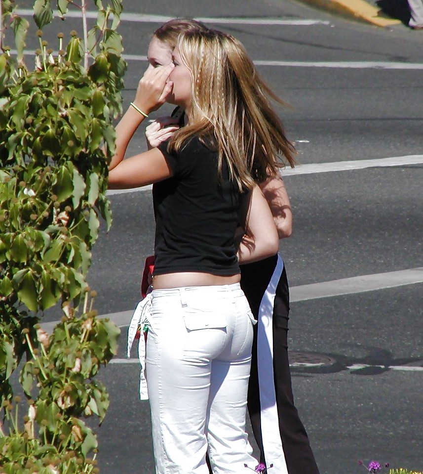 タイトで透け感のある白いパンツを履いた妻たち 
 #19754760