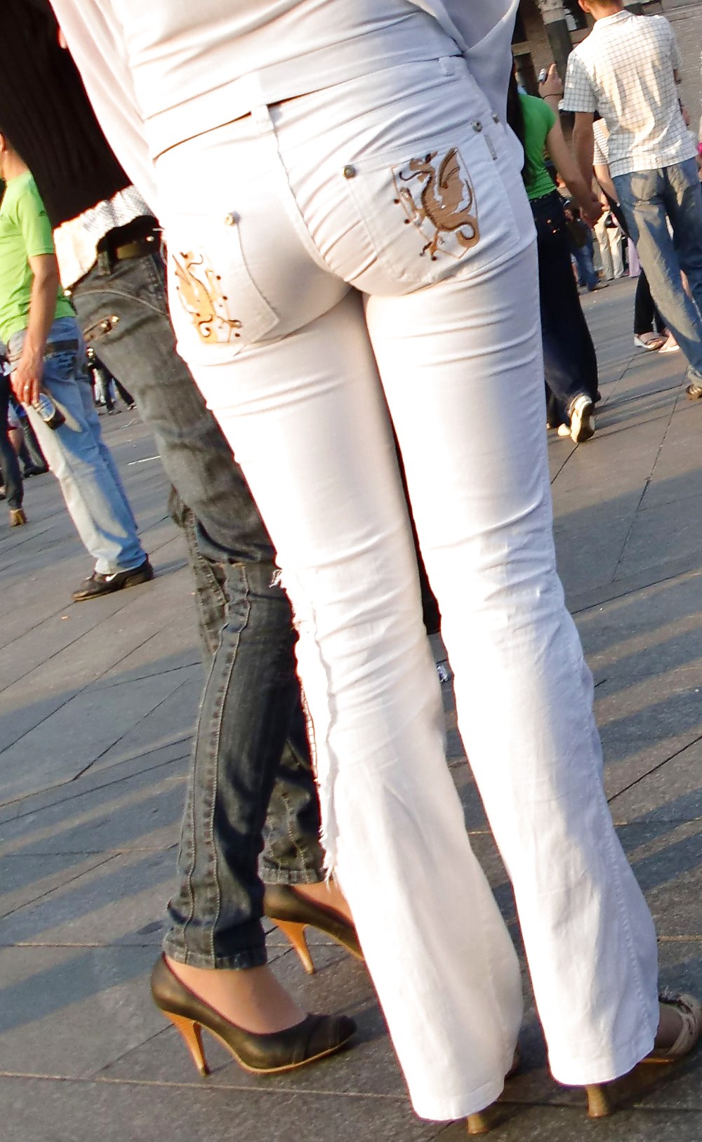 タイトで透け感のある白いパンツを履いた妻たち 
 #19754778