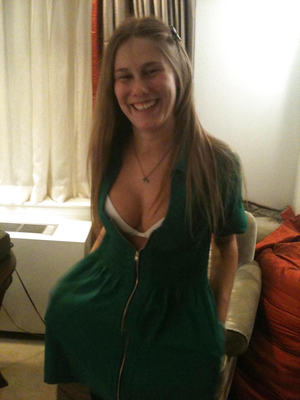 彼女はとてもホットです！ found by birkoffguy
 #18301863