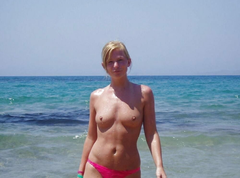 Más rubias nudistas de playa
 #856800