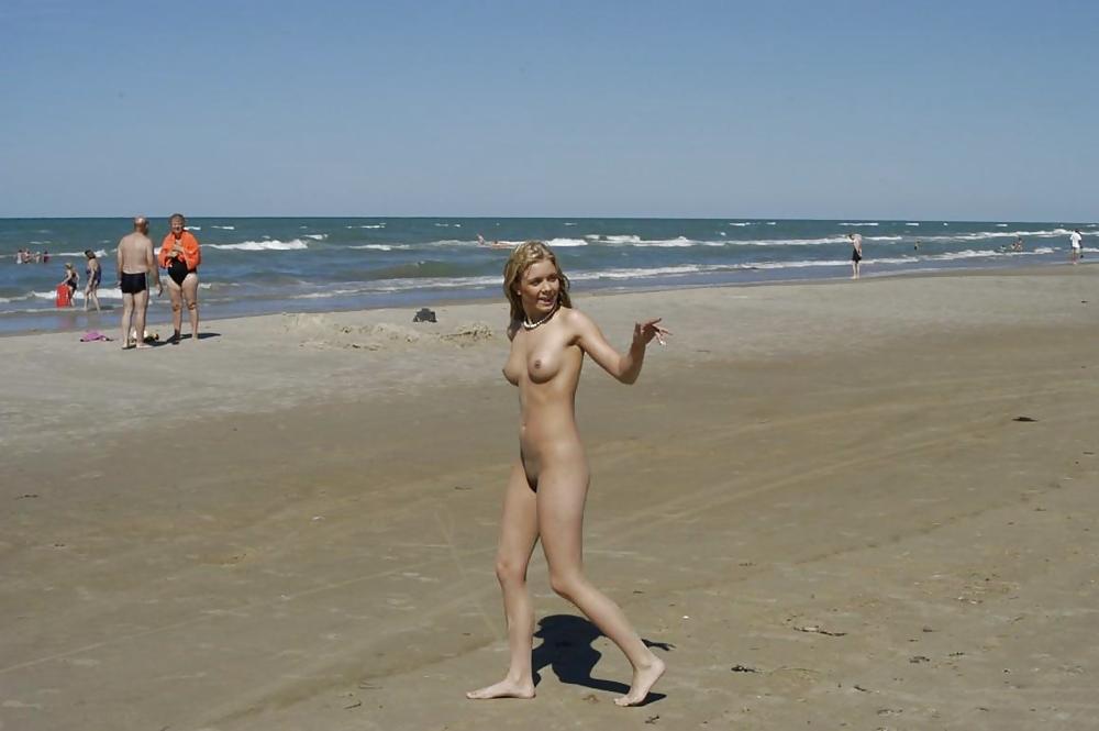 Más rubias nudistas de playa
 #856809