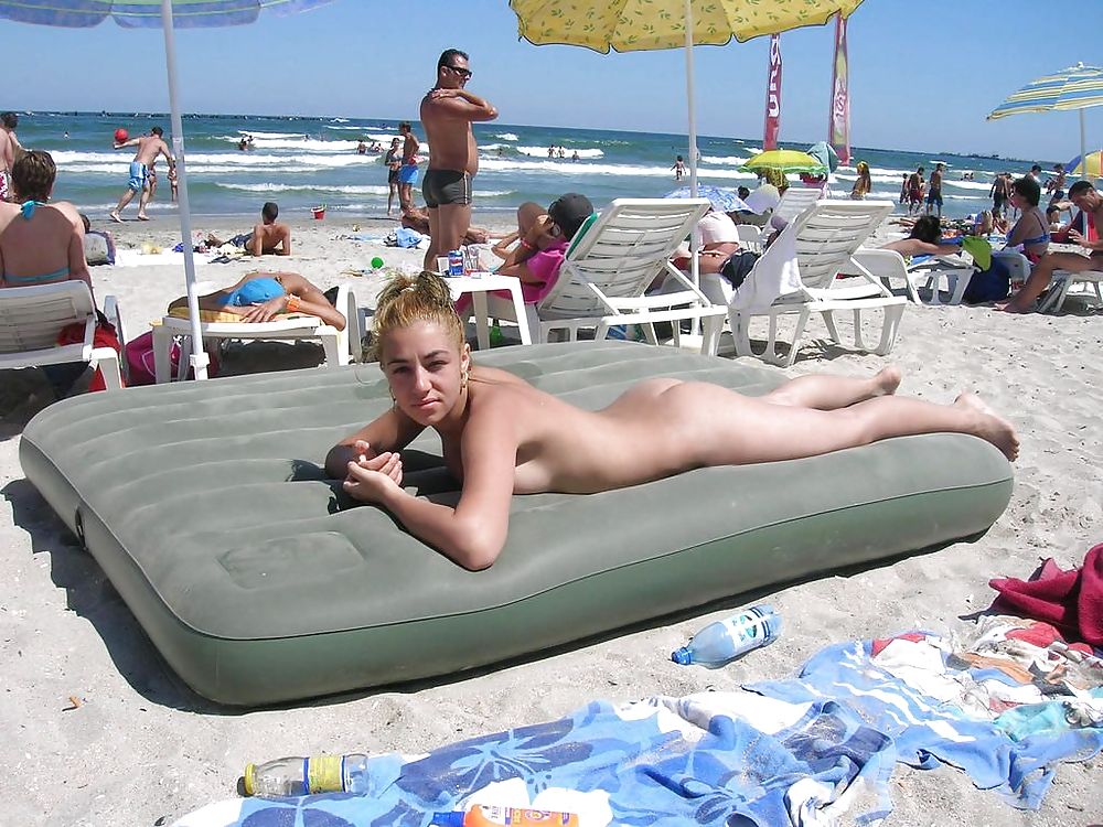 Más rubias nudistas de playa
 #857122