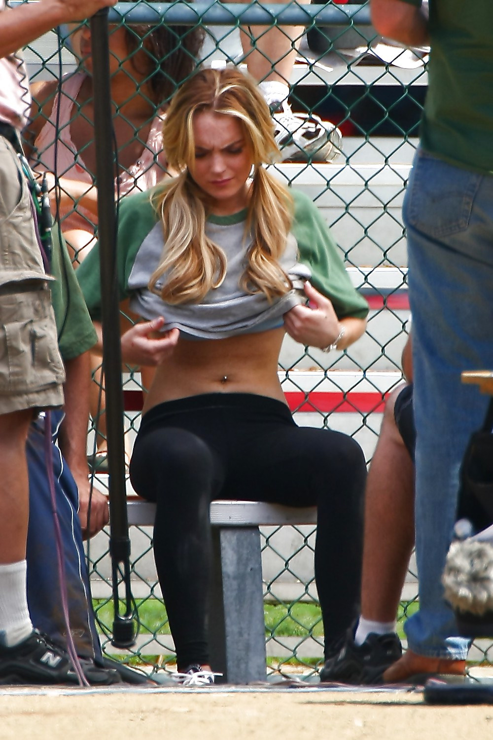 Lindsay lohan mostrando sus apretados abdominales en el set de dolores de parto
 #4785511