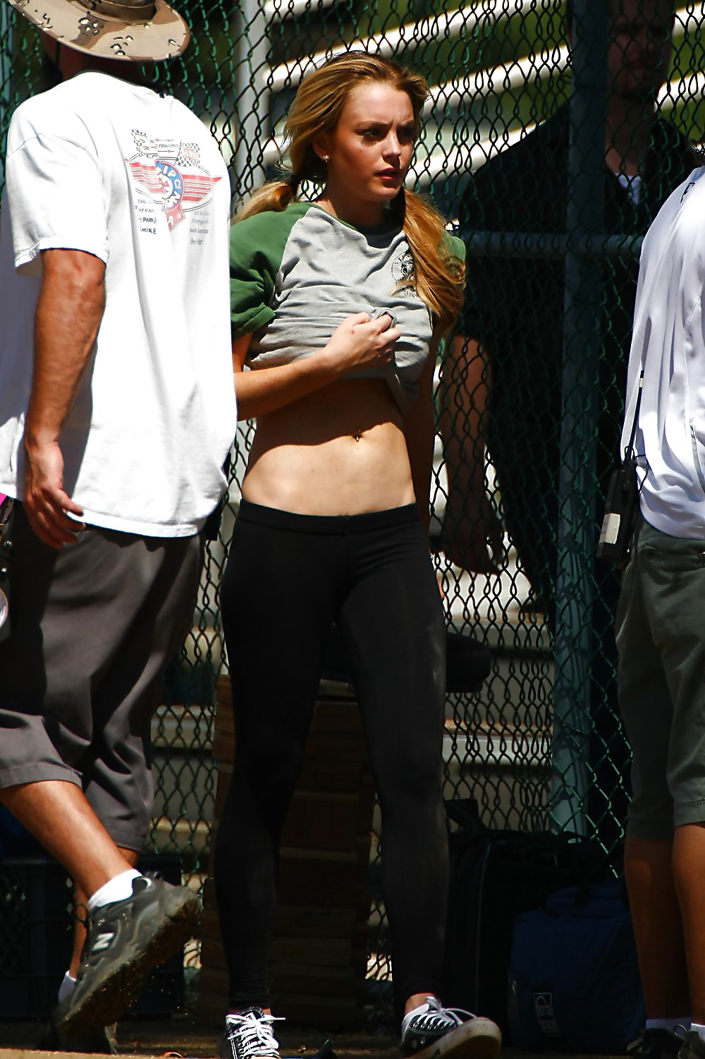 Lindsay lohan mostrando sus apretados abdominales en el set de dolores de parto
 #4785529