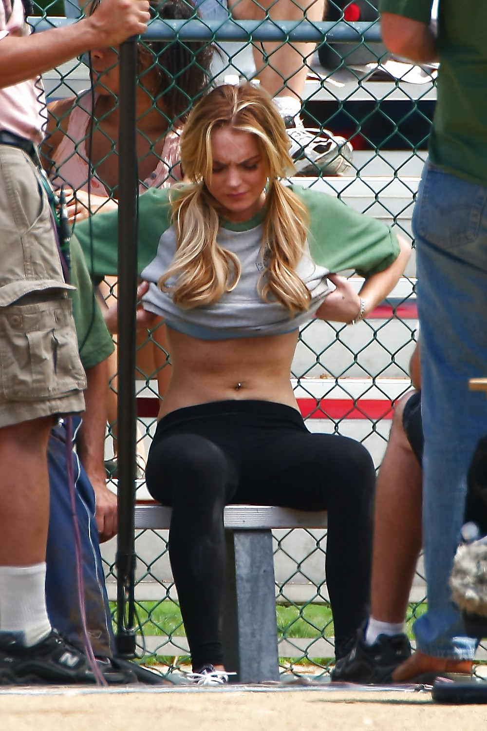 Lindsay lohan mostrando sus apretados abdominales en el set de dolores de parto
 #4785570