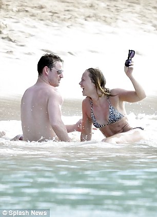 Kimberley walsh - usando bikini en una playa barbados 
 #13890750