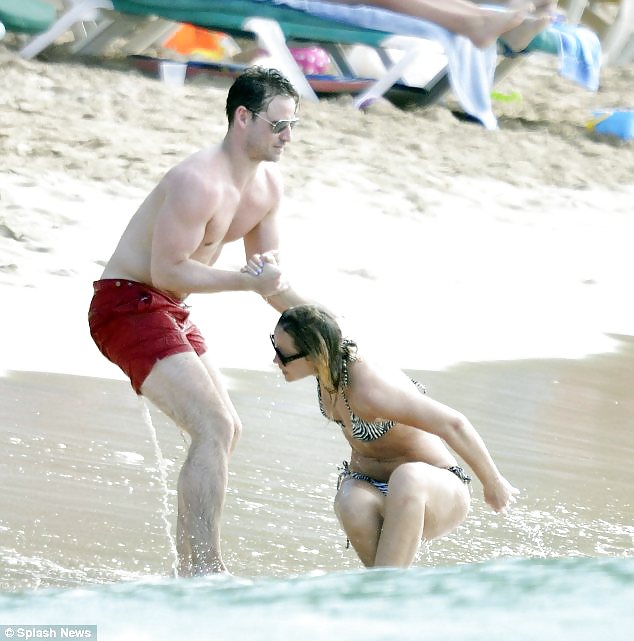 Kimberley walsh - usando bikini en una playa barbados 
 #13890759