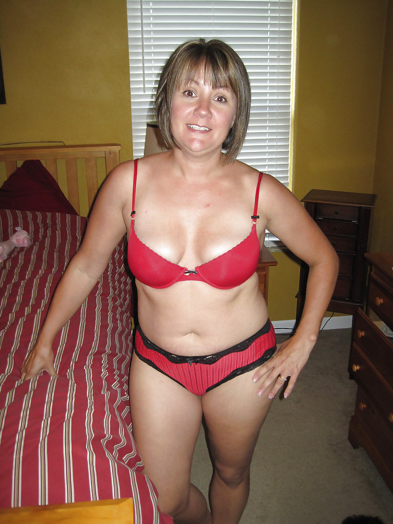 MILF posing for her husband on honeymoon. #10033026