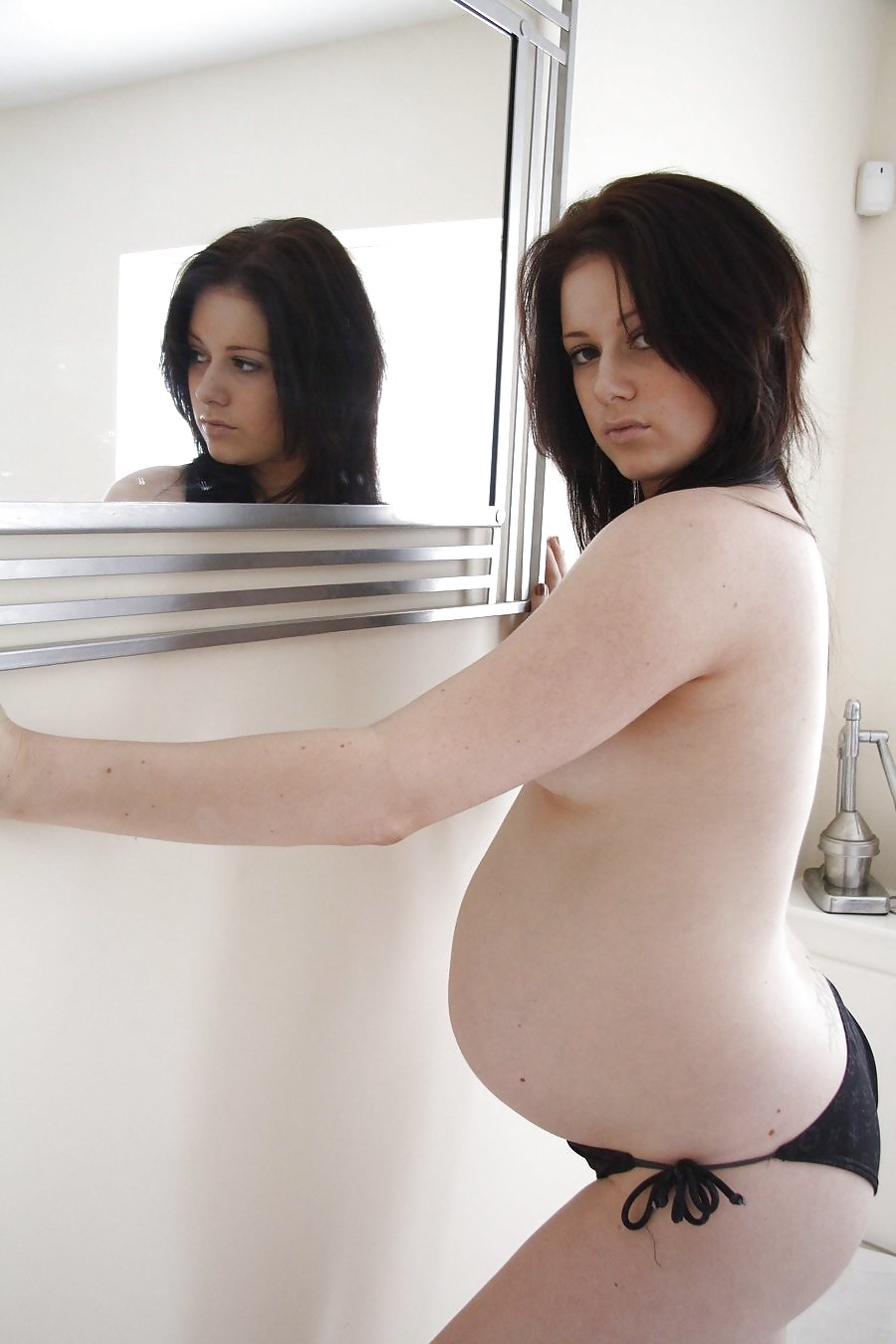 ミルクのような乳房を持つ妊娠中の女性
 #7460217