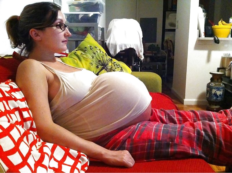 ミルクのような乳房を持つ妊娠中の女性
 #7460261