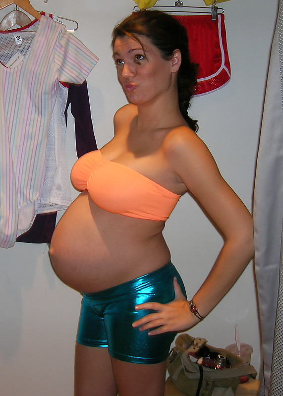 ミルクのような乳房を持つ妊娠中の女性
 #7460426