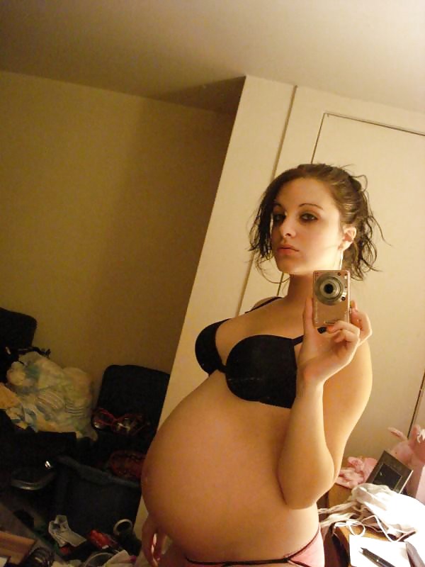 ミルクのような乳房を持つ妊娠中の女性
 #7460486