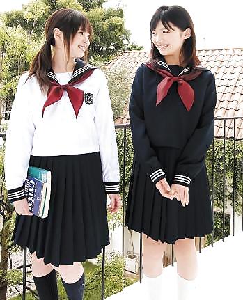 Monadas en uniformes japoneses
 #17152178