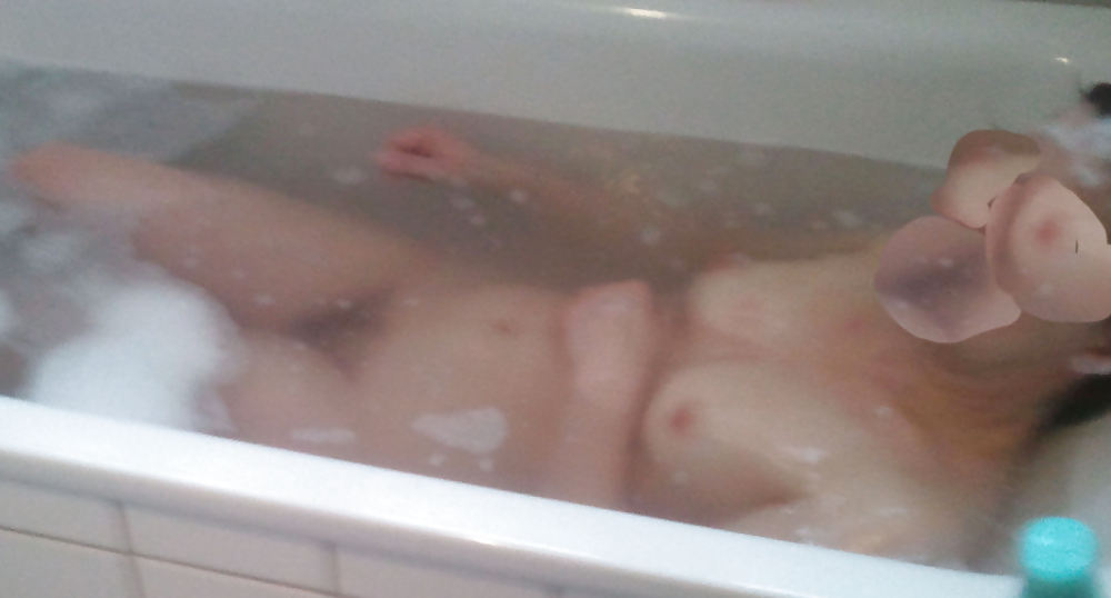 Hairy amateur gf caught bathing in bathtube hidden voyeur #19094024