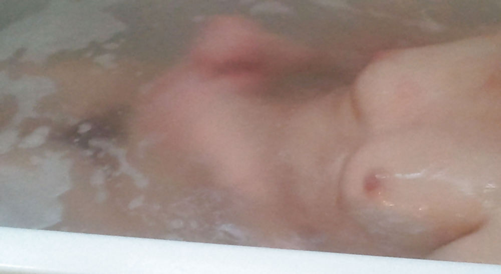 Hairy amateur gf caught bathing in bathtube hidden voyeur #19094052