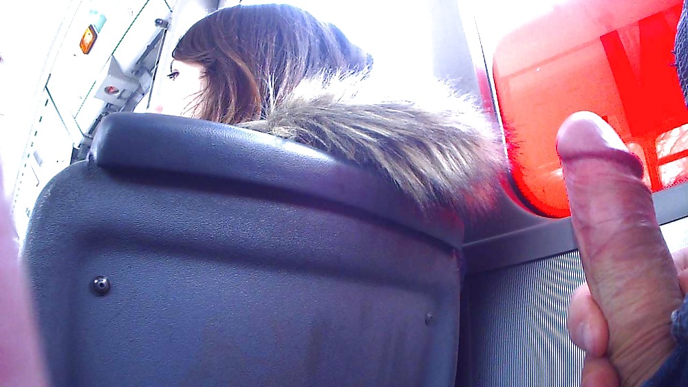 Pajas detrás de ella en un autobús
 #14727952