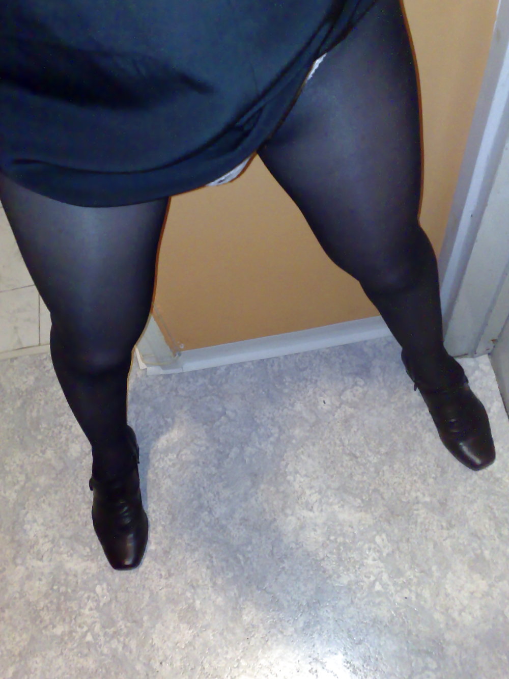 Black ph, pink thongs, black dress & black saloon heels #135212