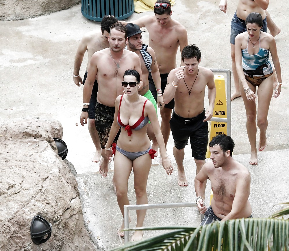 Katy Perry Bikini Candids à Atlantis île Paradisiaque #1972494