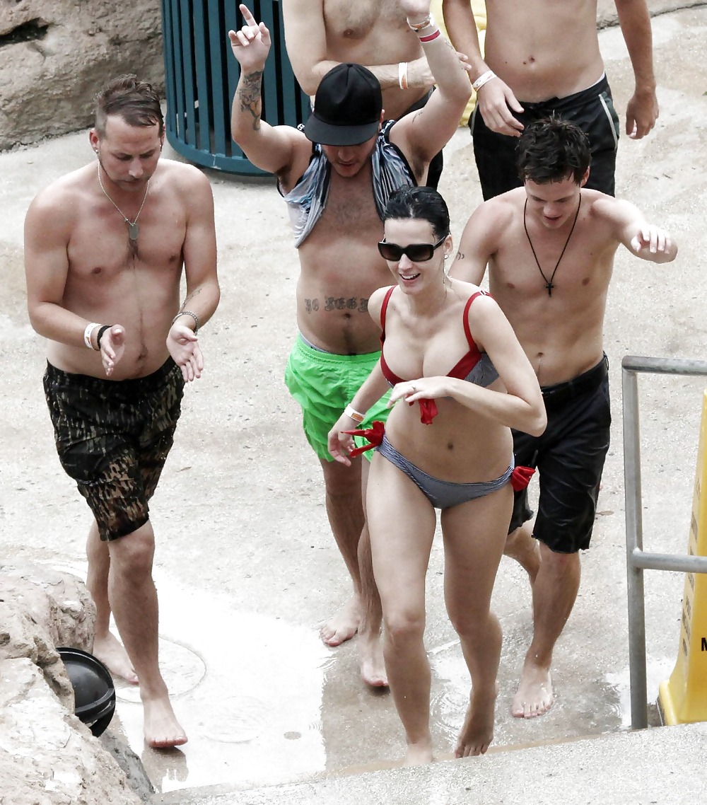 Katy Perry Bikini Candids à Atlantis île Paradisiaque #1972556