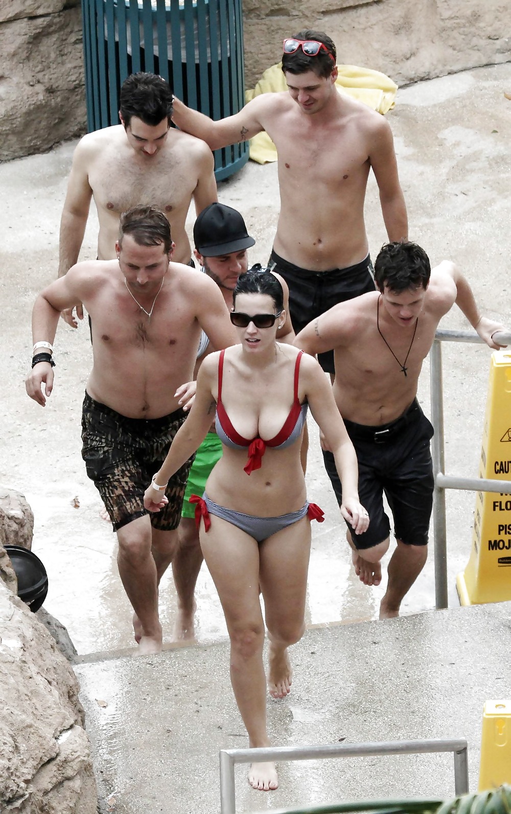 Katy Perry Bikini Candids à Atlantis île Paradisiaque #1972675