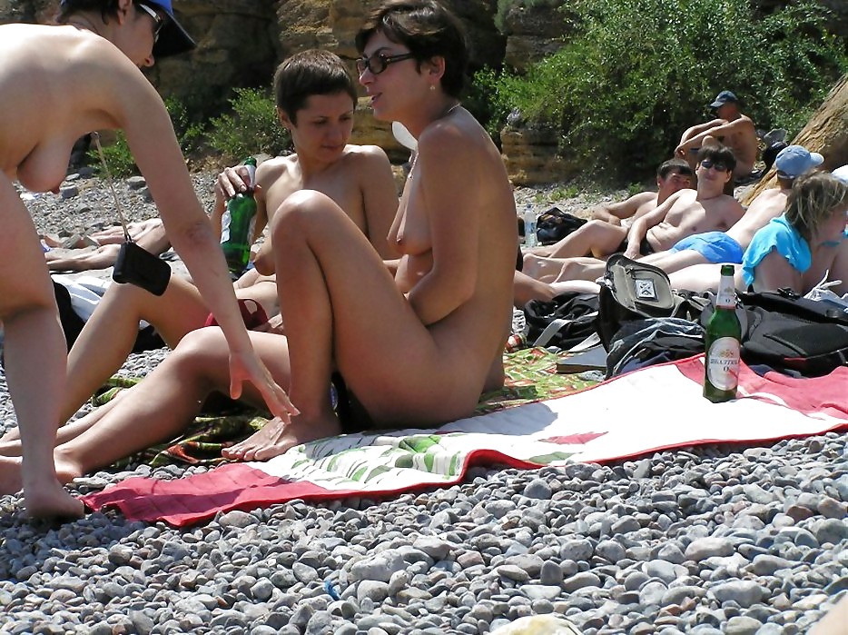 Nudistas maduros en la playa
 #218589