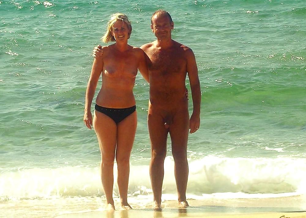 Nudistas maduros en la playa
 #218726