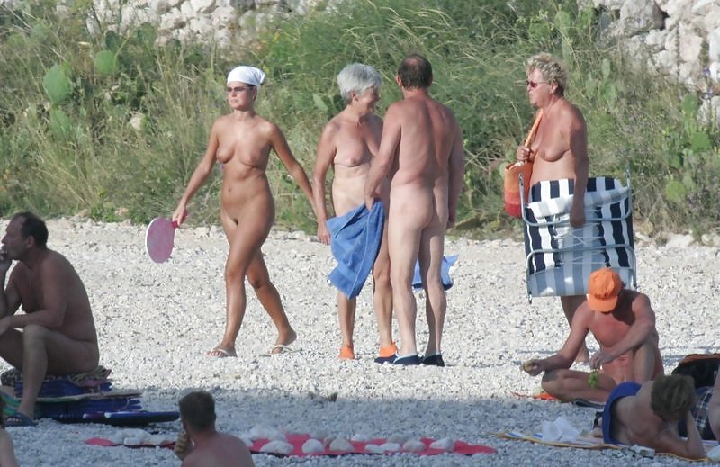Nudisti maturi in spiaggia
 #218745
