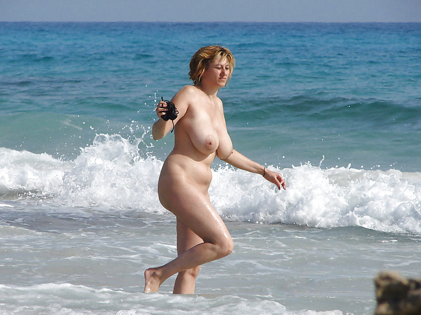 Nudisti maturi in spiaggia
 #218776