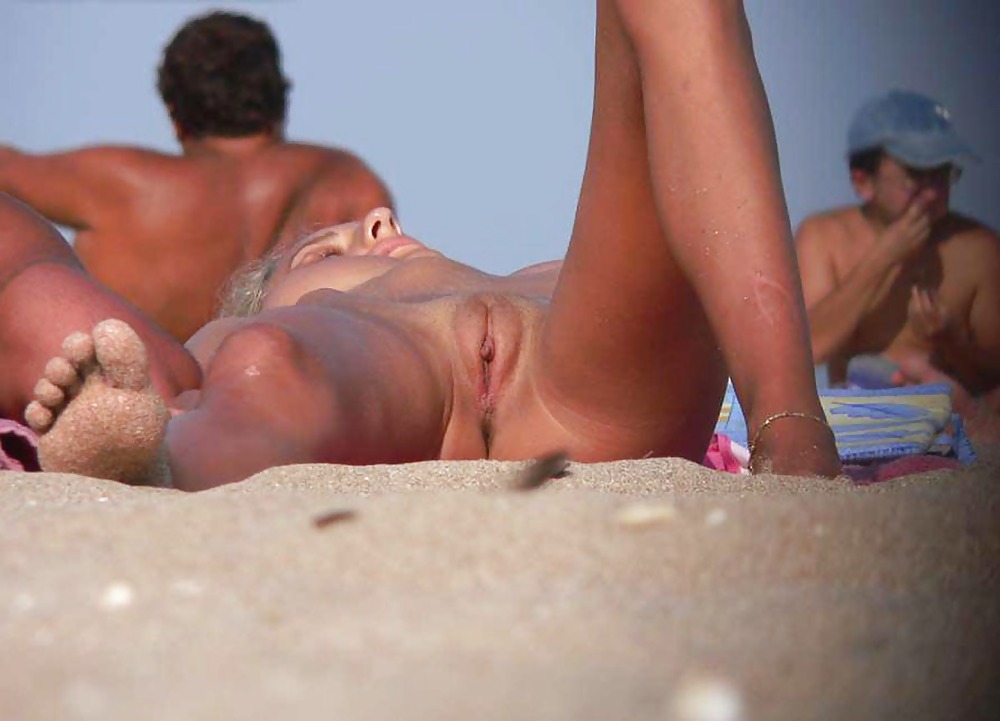 Reifen Nudisten Am Strand #218794