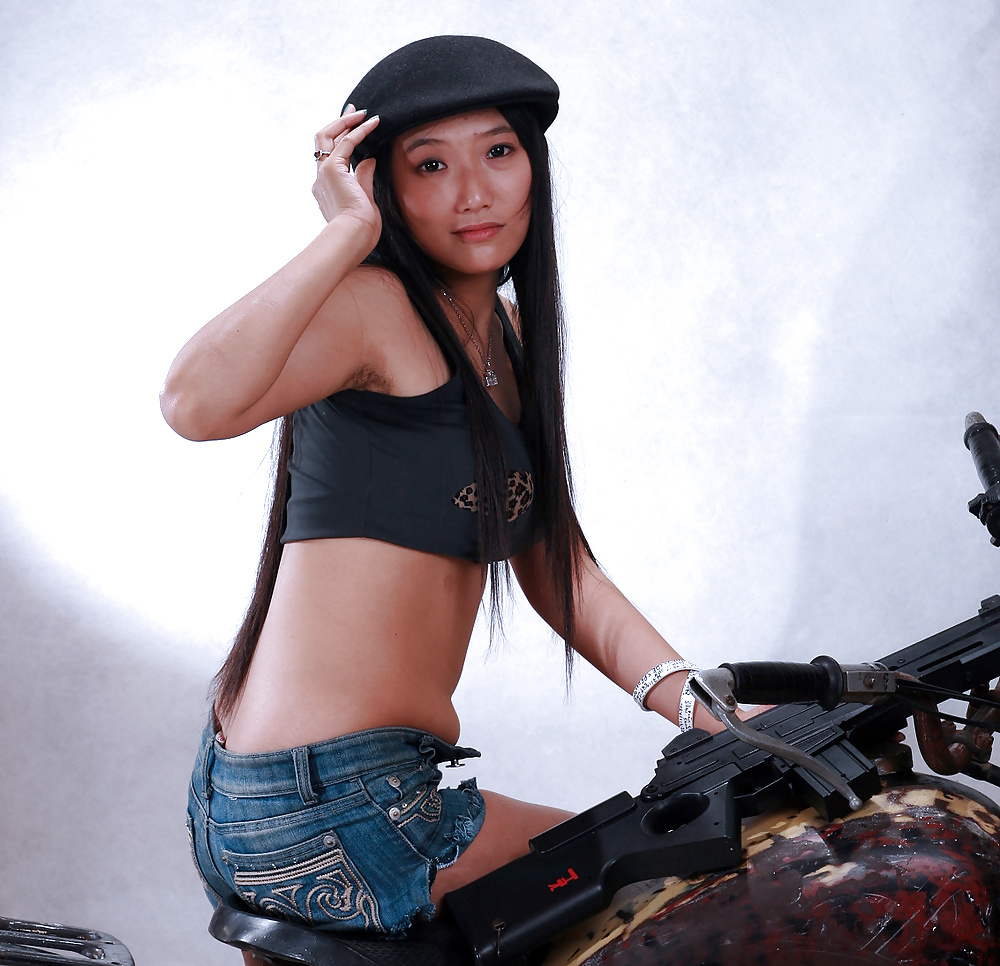 Photographie De Studio (belles Asians Avec Aisselles Poilues) #21149775