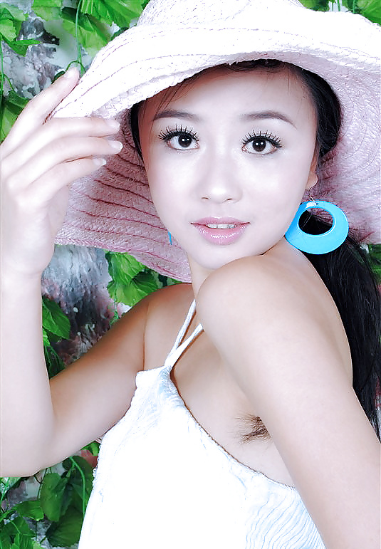 Fotografía de estudio (encantadoras asiáticas con axilas peludas)
 #21150060