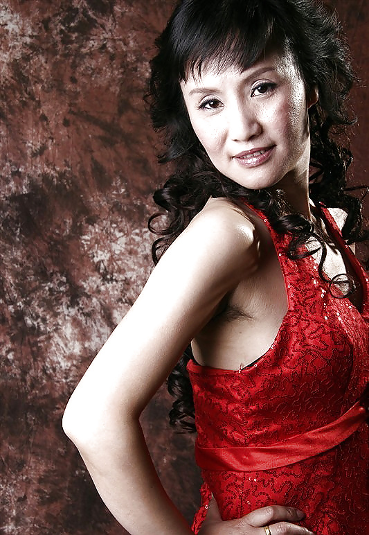 Fotografía de estudio (encantadoras asiáticas con axilas peludas)
 #21150074
