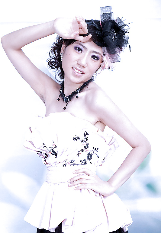 Photographie De Studio (belles Asians Avec Aisselles Poilues) #21150109