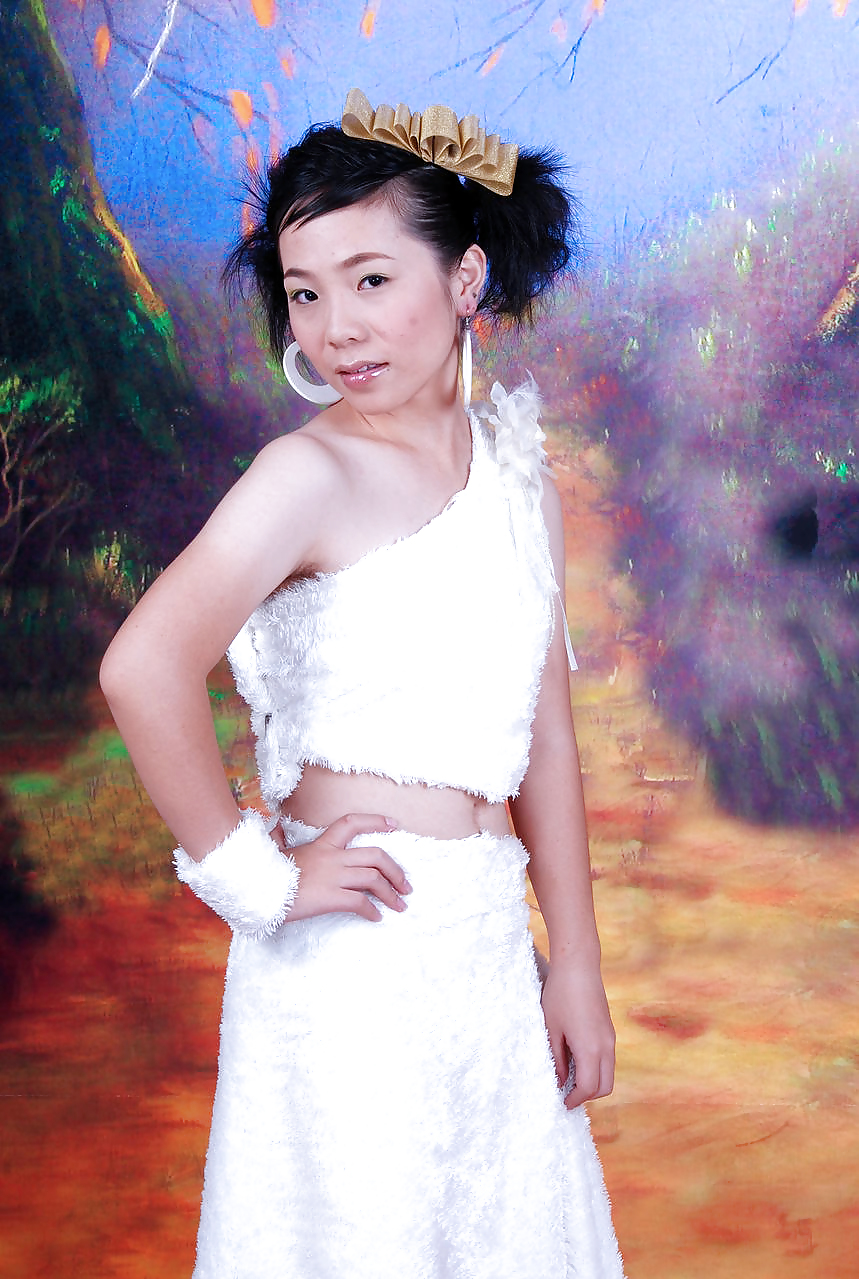 Photographie De Studio (belles Asians Avec Aisselles Poilues) #21152269
