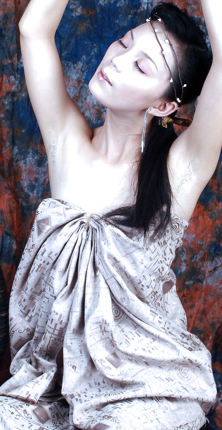 Photographie De Studio (belles Asians Avec Aisselles Poilues) #21152400