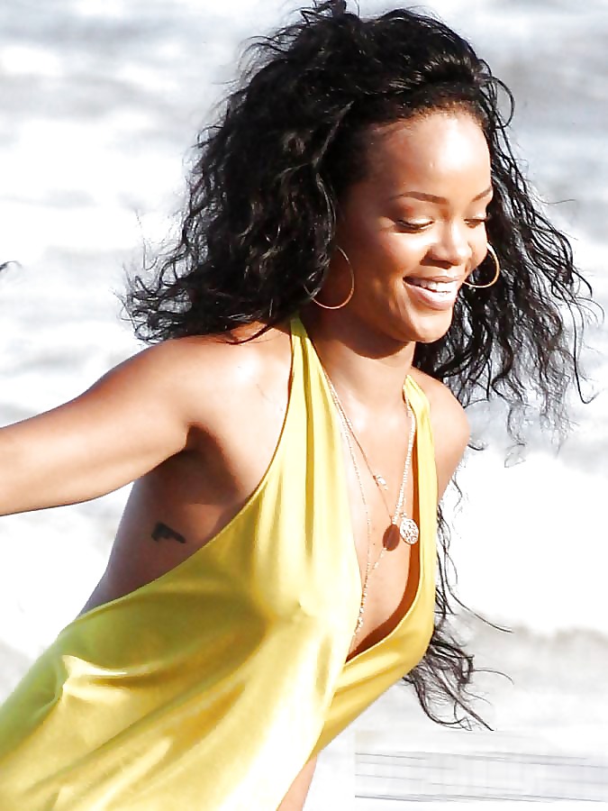 Rihanna - apprezzamento culo, figa e tette 
 #22534598