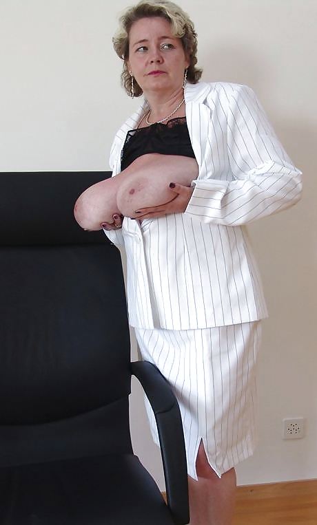Reife Dame Mit Kleiderbügeln #16760740