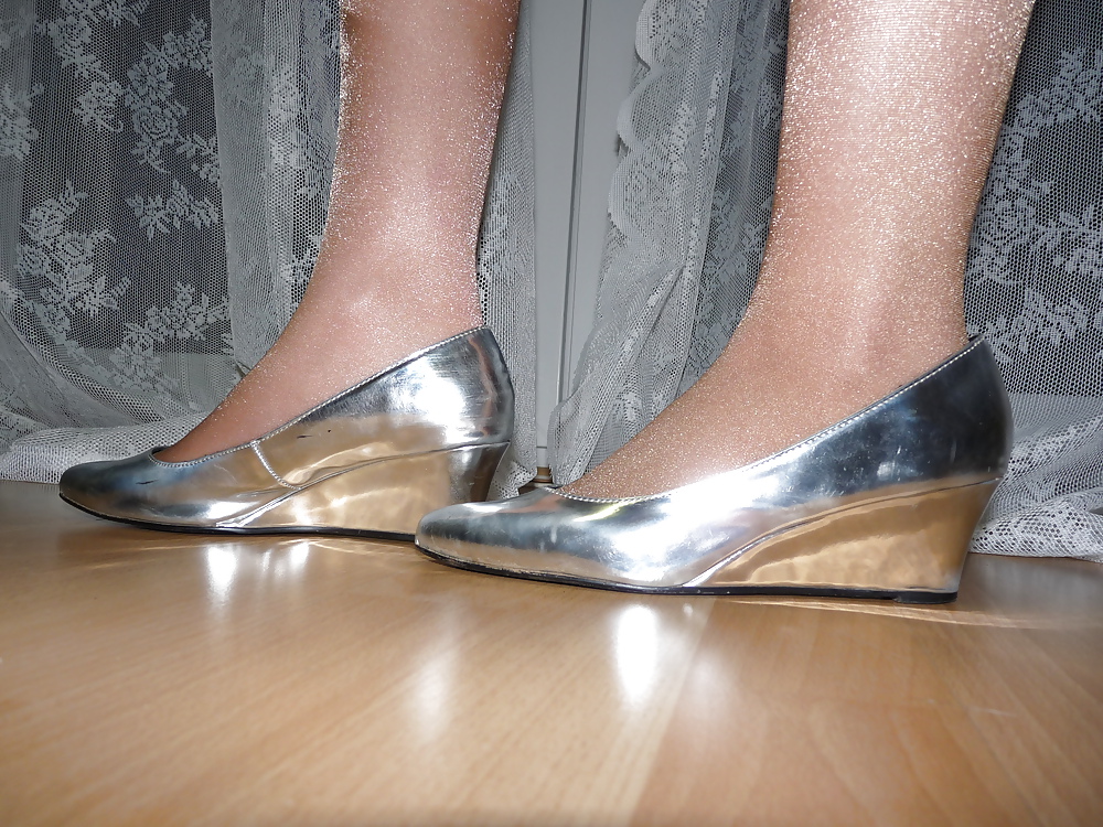 妻の銀色のウェッジヒールの靴のフラットなバレリーナの足 
 #16348945