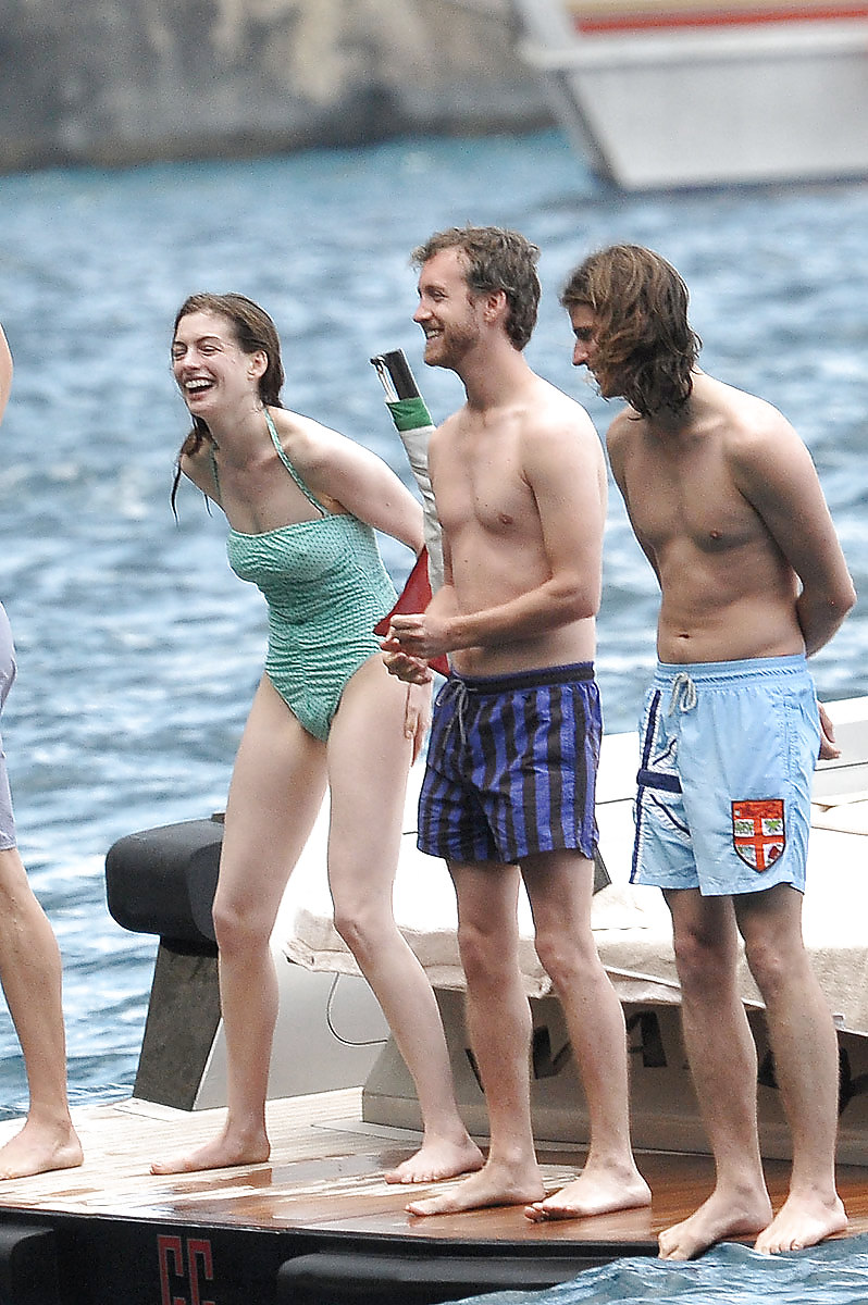 Anne Hathaway - swimsuit on vacation in Italy #4757318