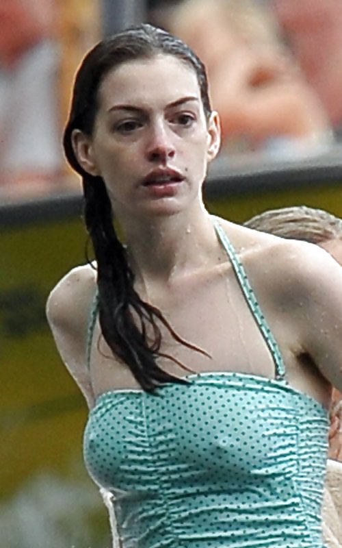 Anne Hathaway - swimsuit on vacation in Italy #4757335