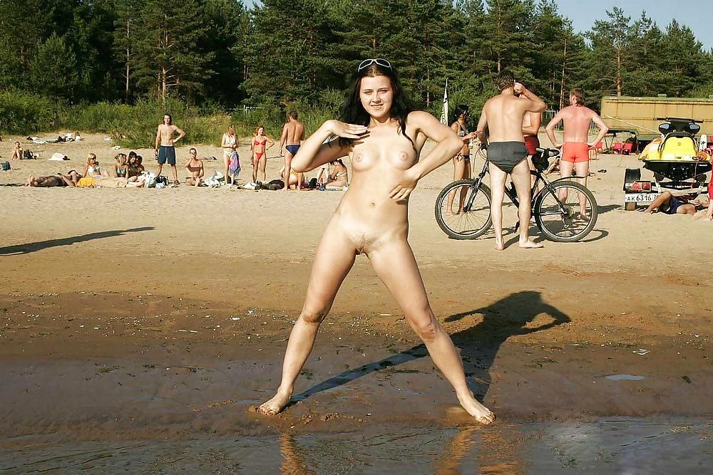 Divertimento nudo sulla spiaggia
 #837671