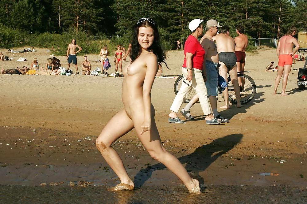 Diversión en la playa desnuda
 #837692