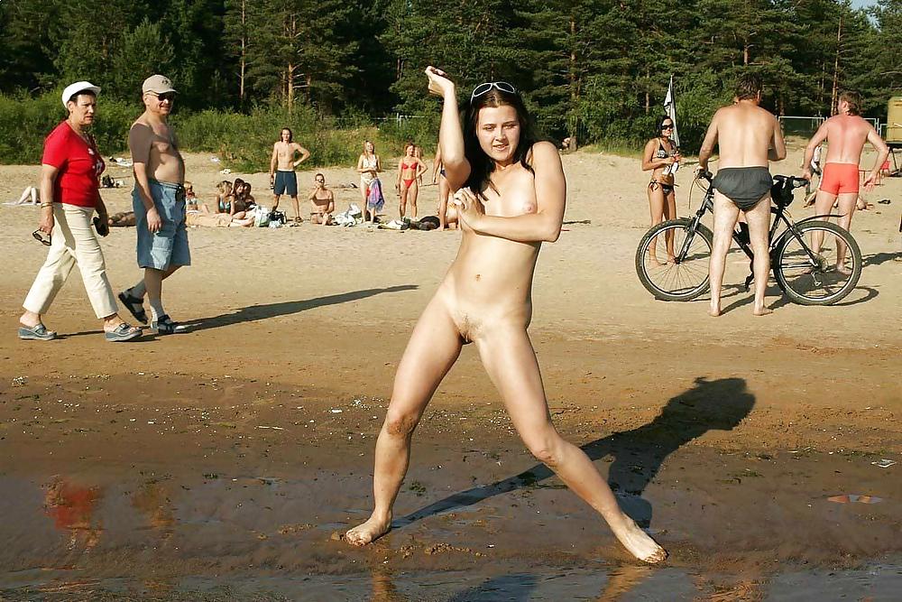 Diversión en la playa desnuda
 #837740
