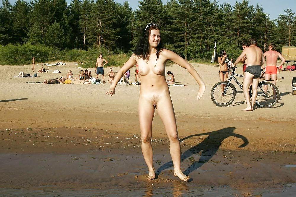 Diversión en la playa desnuda
 #837752