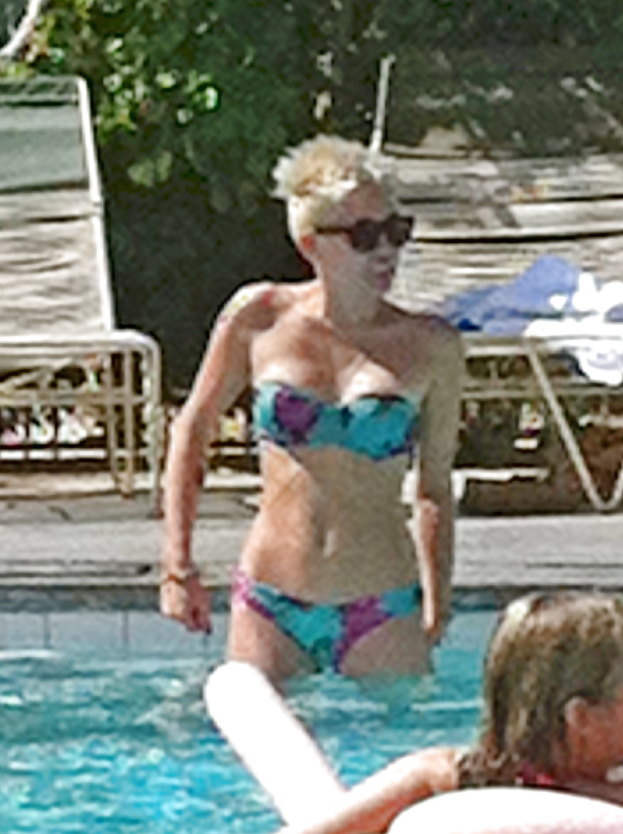 Bikini sexy di Miley Cyrus in piscina al Palm Desert Hotel 2013
 #17775671