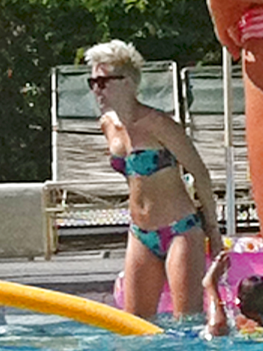 Bikini sexy di Miley Cyrus in piscina al Palm Desert Hotel 2013
 #17775685